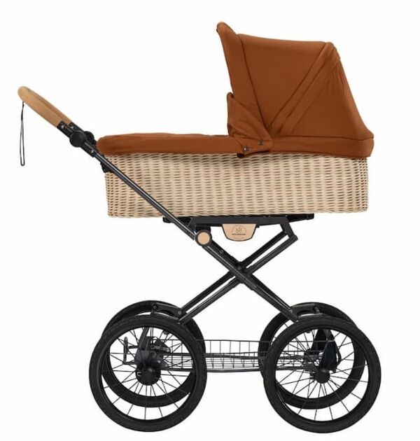 Ein Produktbild von dem Kinderwagen der Marke Naturkind mit Korbgeflecht in dem Farbton terracotta.