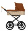 Ein Produktbild von dem Kinderwagen der Marke Naturkind mit Korbgeflecht in dem Farbton terracotta.