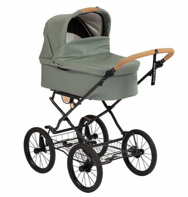 NATURKIND Kinderwagen Ida im Farbton "Olivgrün" - erhältlich bei Hautnah Naturwaren Ein seitliches Produktbild von dem Kinderwagen der Marke Naturkind in dem Farbton olivgrün.