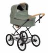 NATURKIND Kinderwagen Ida im Farbton "Olivgrün" - erhältlich bei Hautnah Naturwaren Ein seitliches Produktbild von dem Kinderwagen der Marke Naturkind in dem Farbton olivgrün.