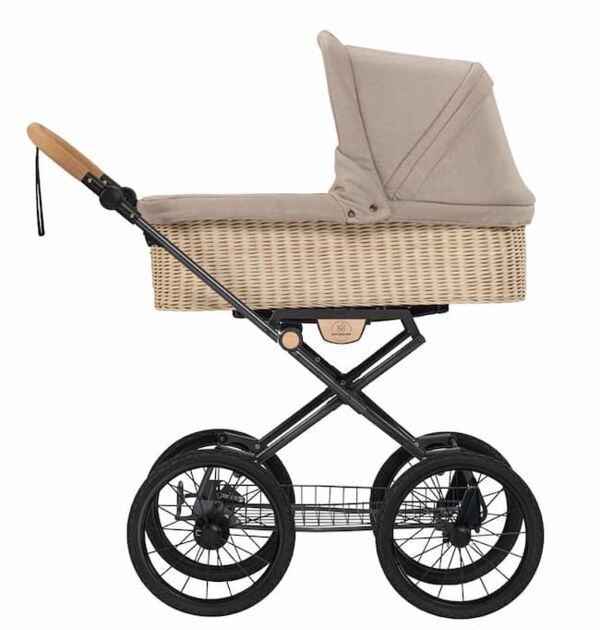 NATURKIND Kinderwagen Ida im Farbton "sand" - erhältlich bei Hautnah Naturwaren Ein Produktbild von dem Kinderwagen der Marke Naturkind mit Korbgeflecht in dem Farbton sand.
