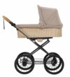 NATURKIND Kinderwagen Ida im Farbton "sand" - erhältlich bei Hautnah Naturwaren Ein Produktbild von dem Kinderwagen der Marke Naturkind mit Korbgeflecht in dem Farbton sand.