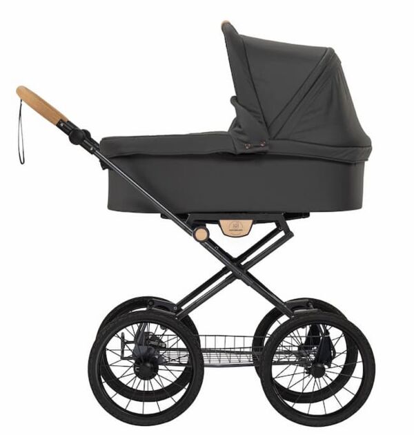 NATURKIND Kinderwagen Ida - Tulum Erdmännchen - erhältlich bei Hautnah Naturwaren Ein Produktbild von dem Kinderwagen der Marke Naturkind in schwarz.